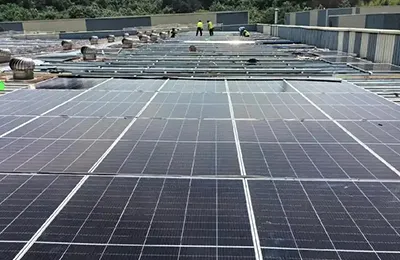 Panel metálico para techo preparado para sistema solar
