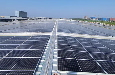 Panel metálico para techo preparado para sistema solar