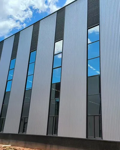 Paneles metálicos para muro con fijación oculta