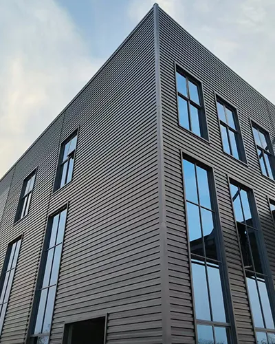 Paneles metálicos para muro con fijación oculta