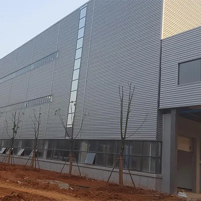 Paneles metálicos para muro con fijación oculta