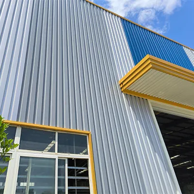 Paneles metálicos para muro con fijación oculta