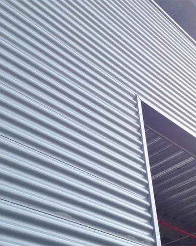 Paneles metálicos para muro con fijación oculta