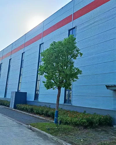 Paneles metálicos para muro con fijación oculta