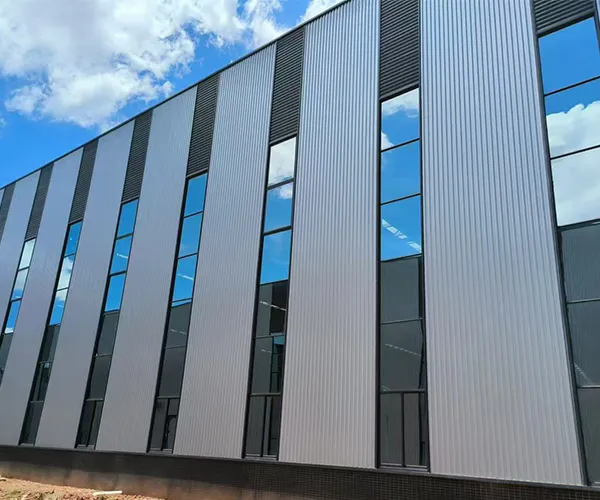 Paneles metálicos para muro